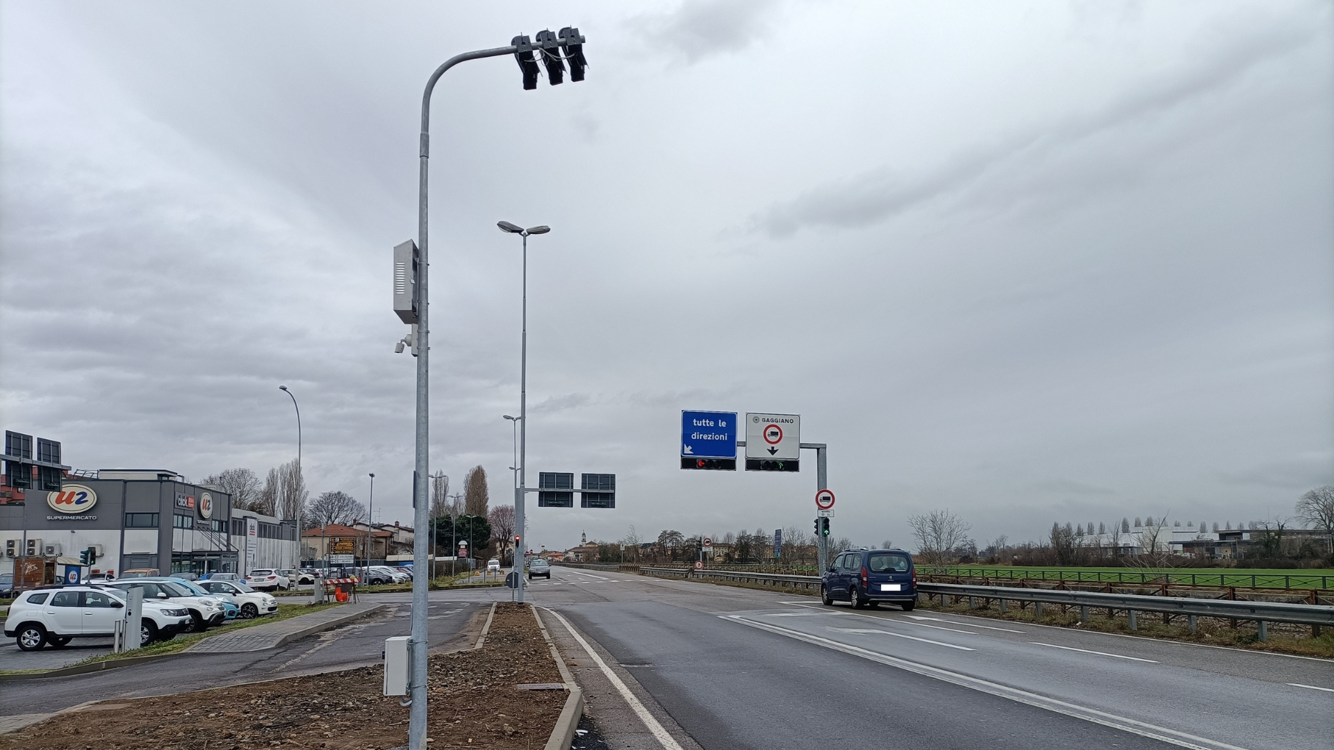 Nuovo dispositivo di rilevamento delle infrazioni di passaggio con il semaforo rosso nel comune di Gaggiano